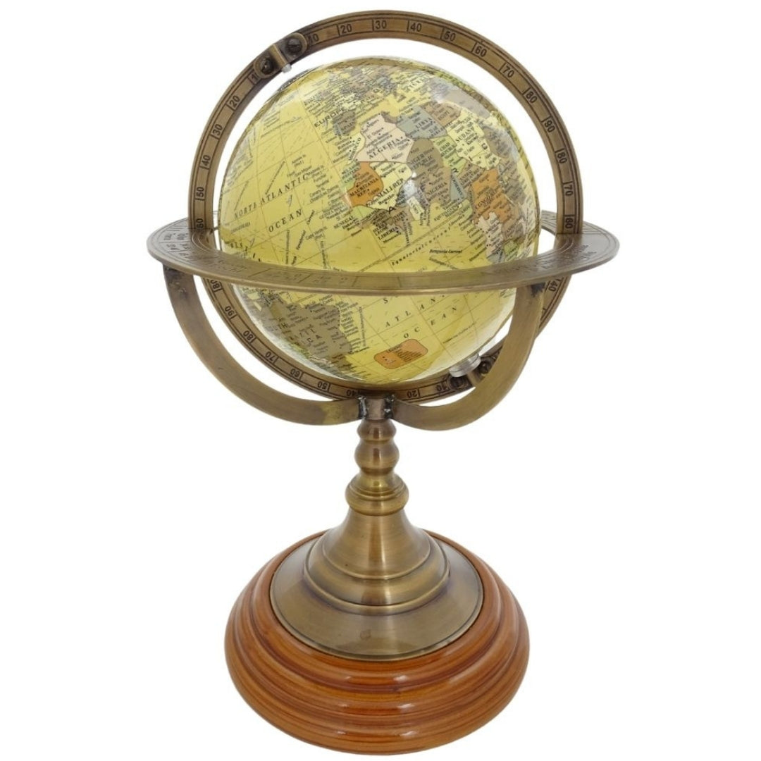 Globo decorativo con base in ottone e possibilità di personalizzazione tramite incisione