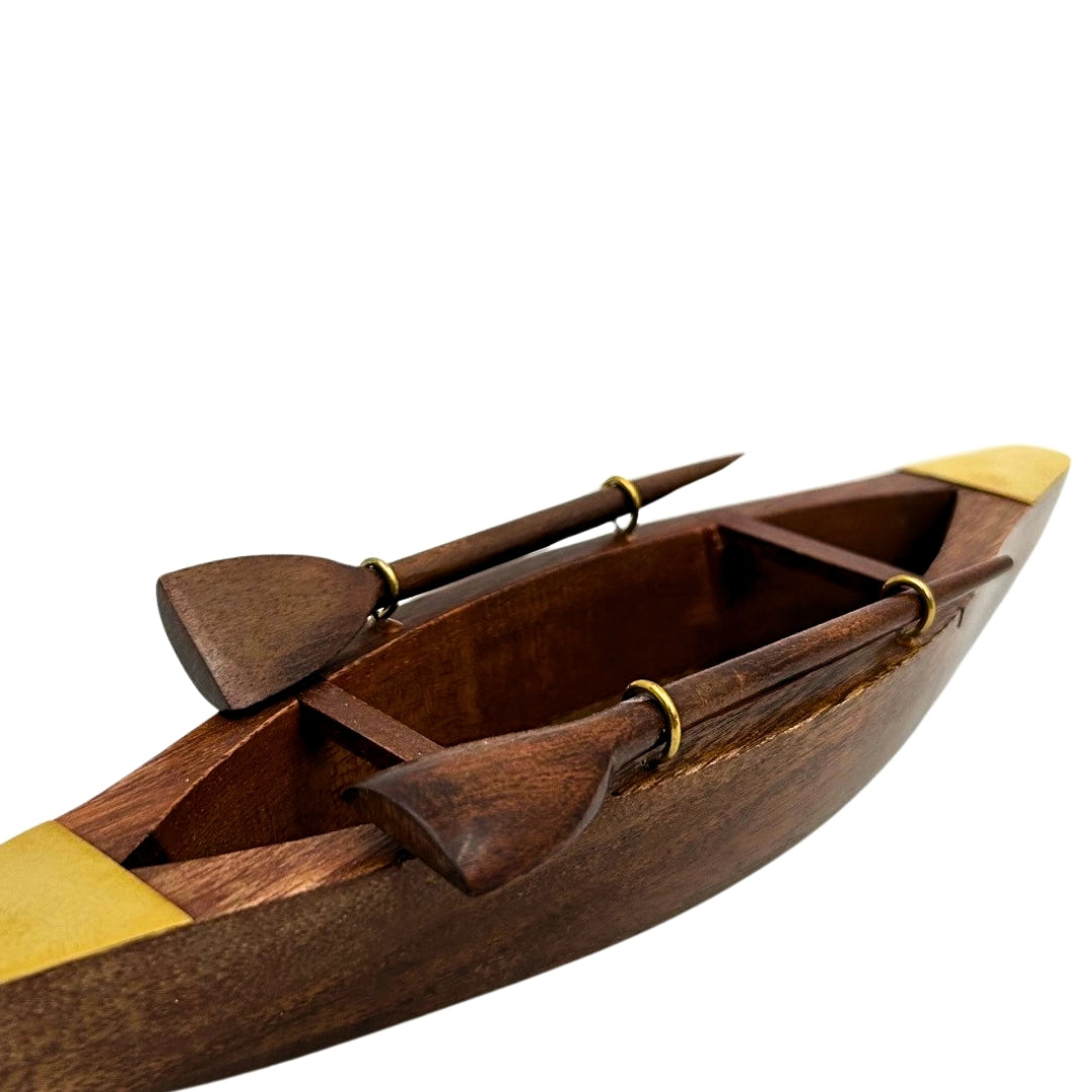 Elegante modello di barca in legno da 25 cm - decorazione da scrivania con elementi in ottone - regalo ideale per un velista con opzione di personalizzazione tramite incisione - stile marinaro e rétro
