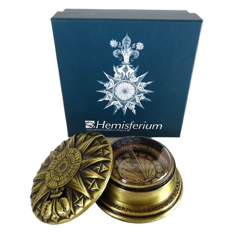 Bussola Solare Rinascimentale in Ottone con Incisione - Elegante Regalo Vintage di Altezza 4,5 cm e Diametro 8,5 cm