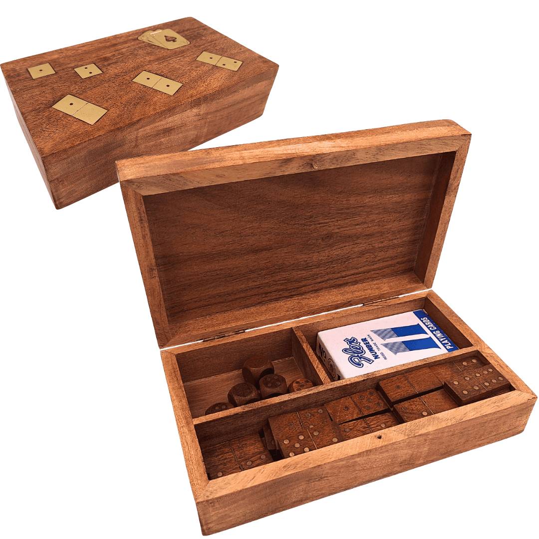 Set di Giochi 3 in 1 in Elegante Scatola di Legno con Possibilità di Personalizzazione Incisa - Carte, Domino, Dadi - Regalo Ideale per Amanti dei Giochi di Società - Dimensioni: 22,5 x 13 x 6 cm, Acacia con Decorazioni in Ottone