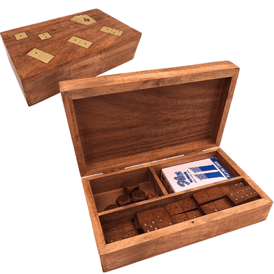 Set di Giochi 3 in 1 in Elegante Scatola di Legno con Possibilità di Personalizzazione Incisa - Carte, Domino, Dadi - Regalo Ideale per Amanti dei Giochi di Società - Dimensioni: 22,5 x 13 x 6 cm, Acacia con Decorazioni in Ottone