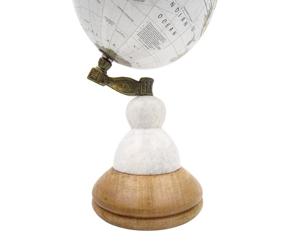 Globo decorativo Voyager su base in marmo e legno con opzione di incisione personalizzata – Regalo elegante per amanti dei viaggi, altezza 32 cm, diametro 15,5 cm, mappa bianca con continenti colorati