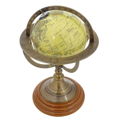 Globo decorativo con base in ottone e possibilità di personalizzazione tramite incisione