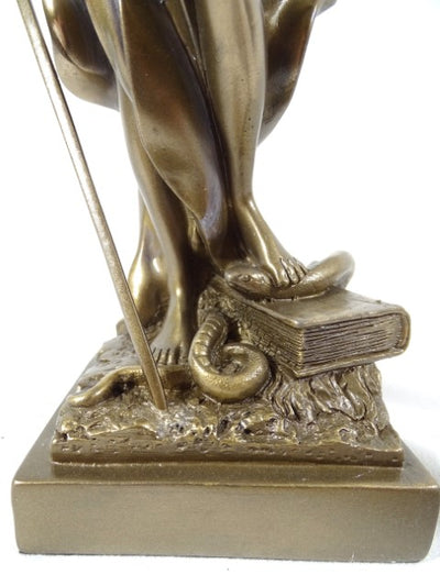 Figura Temida 35 cm con possibilità di personalizzazione con incisione - regalo elegante per avvocati, giudici o consulenti legali, realizzata in polyresina di colore dorato con finitura antica