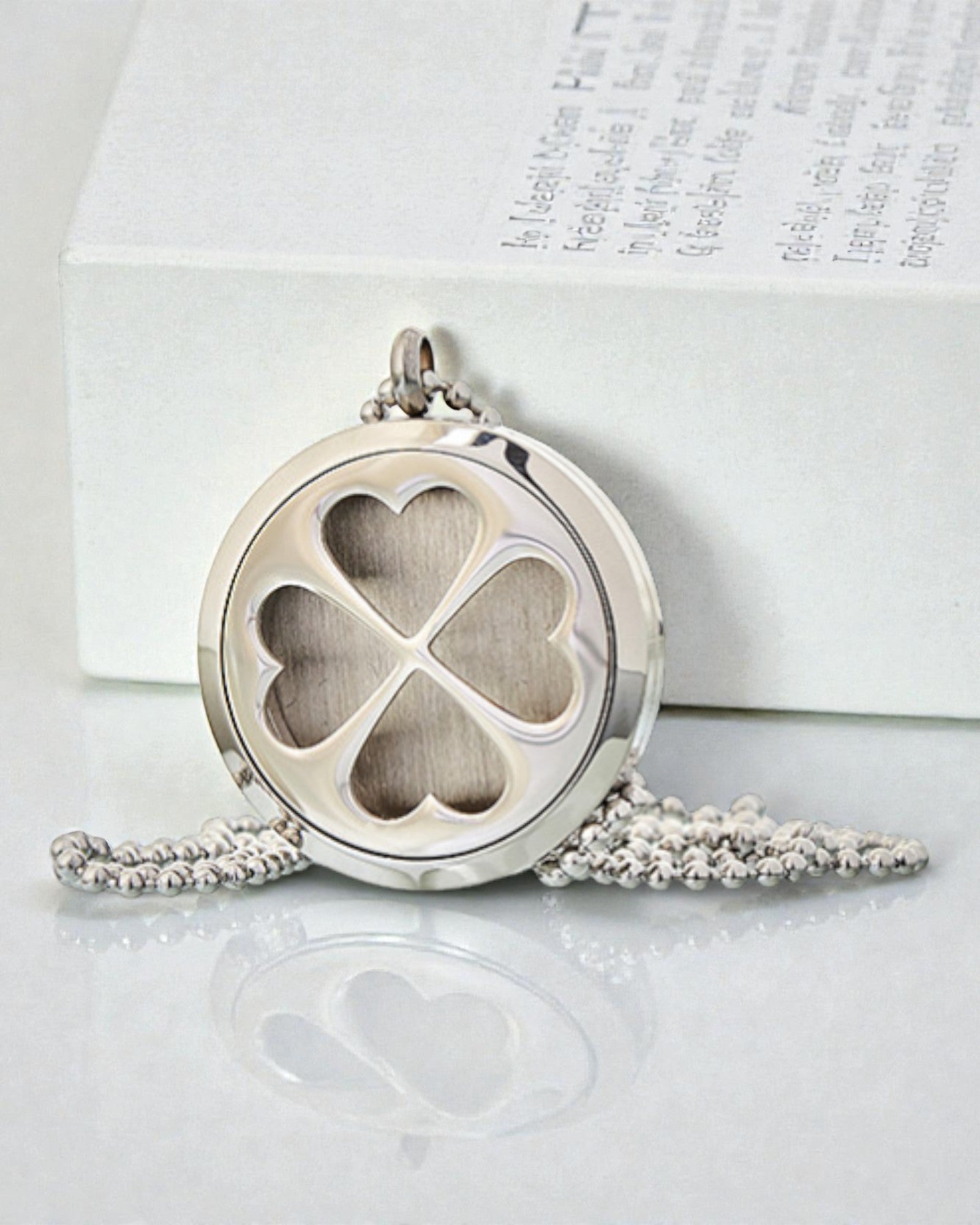 AromaClover – Collana aromaterapica con medaglione a quadrifoglio 30 mm