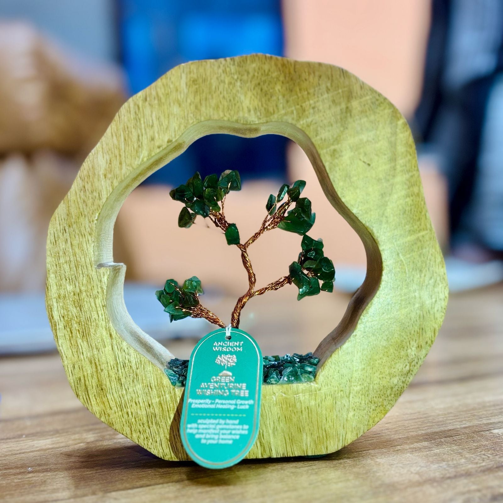 Giardino Arboreo di Avventurina Verde in Cerchio di Legno di Mango - Artigianato con 60 Pietre Chipstone - Perfetto come Regalo - Dimensioni 17,5x17x4 cm, Peso 350 g