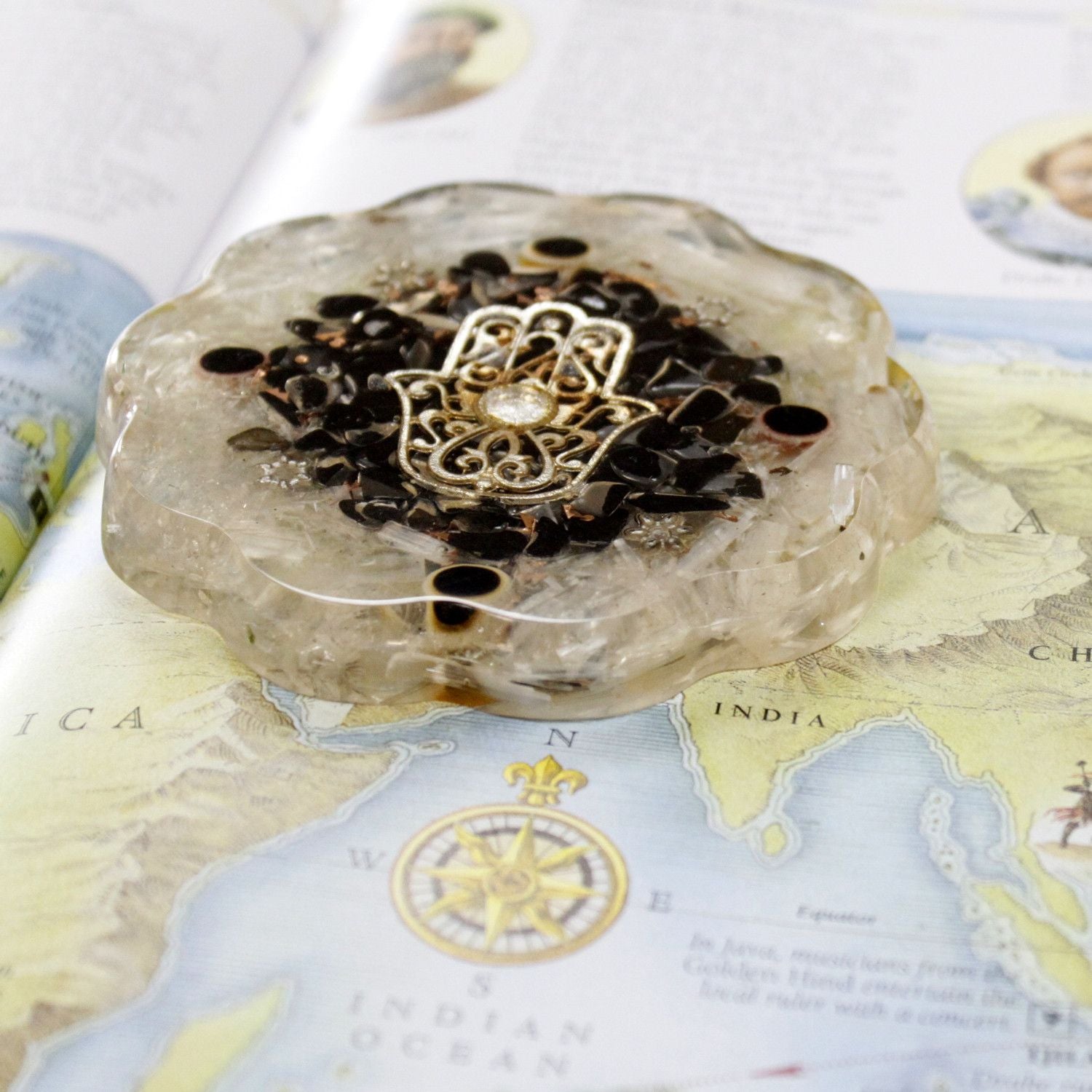 Pacchetto di Energia da Scrivania Orgonite Hamsa con Selenite
