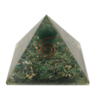 Piramide Magica Orgonite 70 mm - Angelo con Oggetti Esoterici, Interno Verdastro e Finitura a Mano