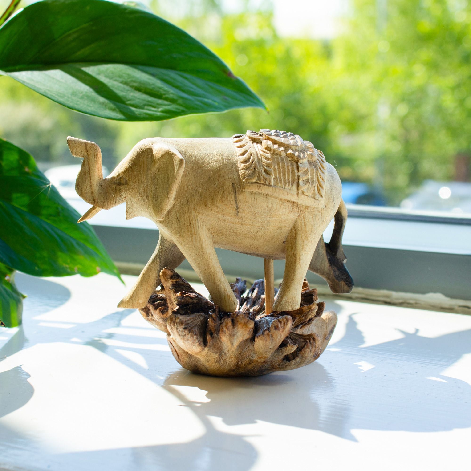 Figura di elefante intagliata a mano in legno parassita