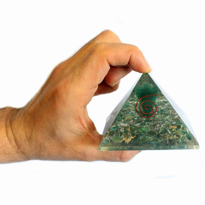 Piramide Magica Orgonite 70 mm - Angelo con Oggetti Esoterici, Interno Verdastro e Finitura a Mano