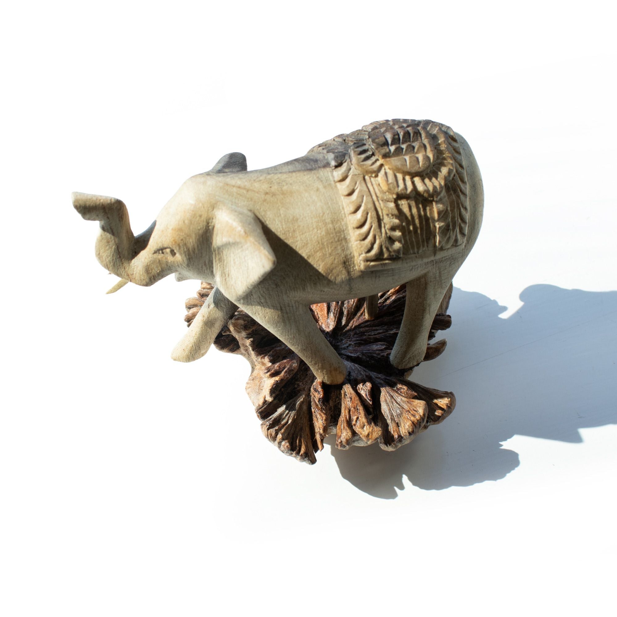 Figura di elefante intagliata a mano in legno parassita