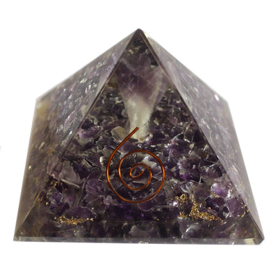 Piramide Magica Orgonite 70 mm - Angelo con Oggetti Esoterici, Interno Verdastro e Finitura a Mano