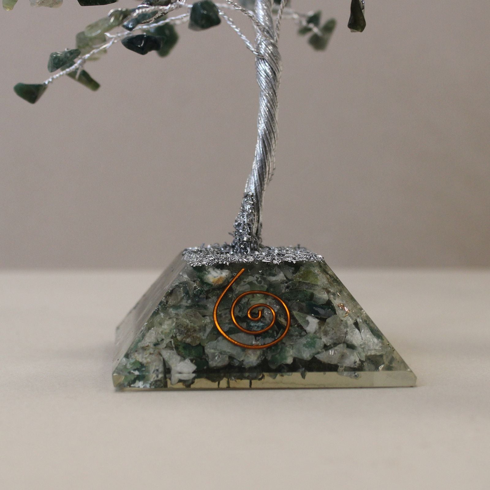 Alberello di pietra con base in orgonite - 160 pietre di agata muschiata