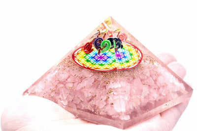 Piramide di Orgone con Quarzo Rosa e Motivo Arcobaleno del Fiore della Vita