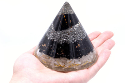 Cono di Orgone con Selenite e Tormalina Nera - Elegante Decorazione Altezza 90 mm, Resina Poliestere, Protezione contro l'Inquinamento Elettromagnetico