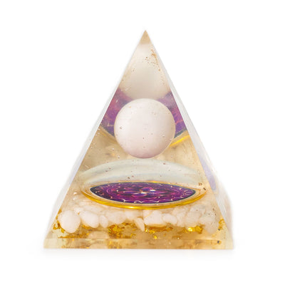 Piramide Orgonite con Sfera di Quarzo Bianca 7x6 cm - Pezzi Naturali di Quarzo e Scaglie Dorate