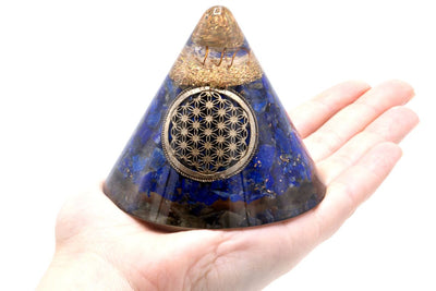 Cono Orgonite Lapislazzuli Fiore della Vita con Quarzo Sospeso - 90 mm, Blu-Oro, Resina Vetrata e Scaglie Metalliche