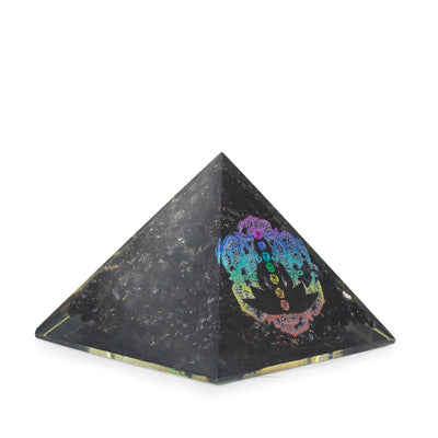 Piccola Piramide di Orgone in Tormalina Nera 5,5x4,5 cm con Motivo Buddha Chakra