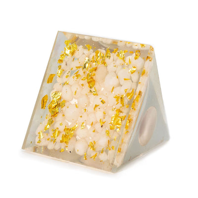 Piramide Orgonite con Sfera di Quarzo Bianca 7x6 cm - Pezzi Naturali di Quarzo e Scaglie Dorate