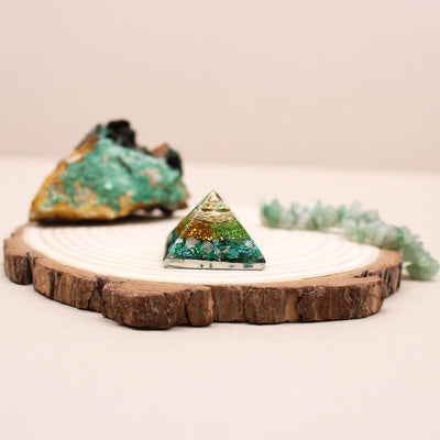 Piccola Piramide di Orgone 25mm con Pietre Preziose Verdi e Rame
