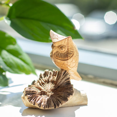 Scultura artigianale di gufo da gemma legnosa - figura unica per regalo, altezza 11 cm, tonalità naturali dall'Indonesia