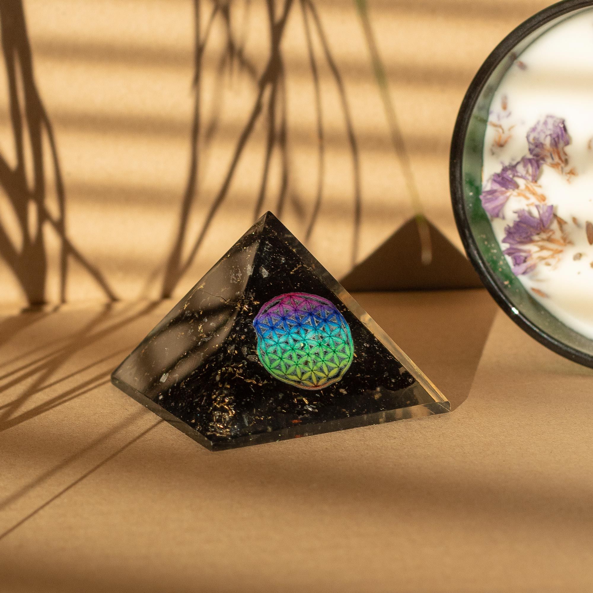 Piramide di Orgone in Tormalina Nera 5,5x4,5 cm con Fiore della Vita