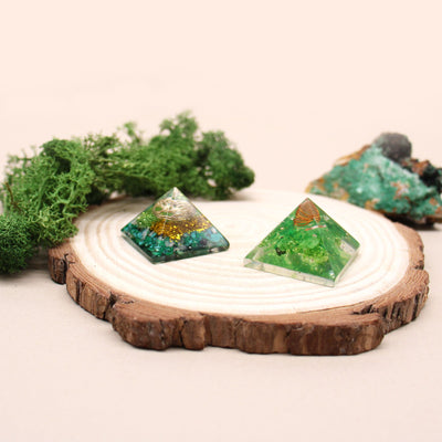 Piccola Piramide di Orgone 25mm con Pietre Preziose Verdi e Rame