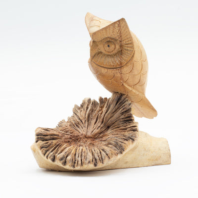 Scultura artigianale di gufo da gemma legnosa - figura unica per regalo, altezza 11 cm, tonalità naturali dall'Indonesia