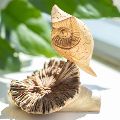 Scultura artigianale di gufo da gemma legnosa - figura unica per regalo, altezza 11 cm, tonalità naturali dall'Indonesia