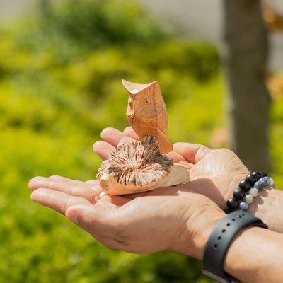 Scultura artigianale di gufo da gemma legnosa - figura unica per regalo, altezza 11 cm, tonalità naturali dall'Indonesia