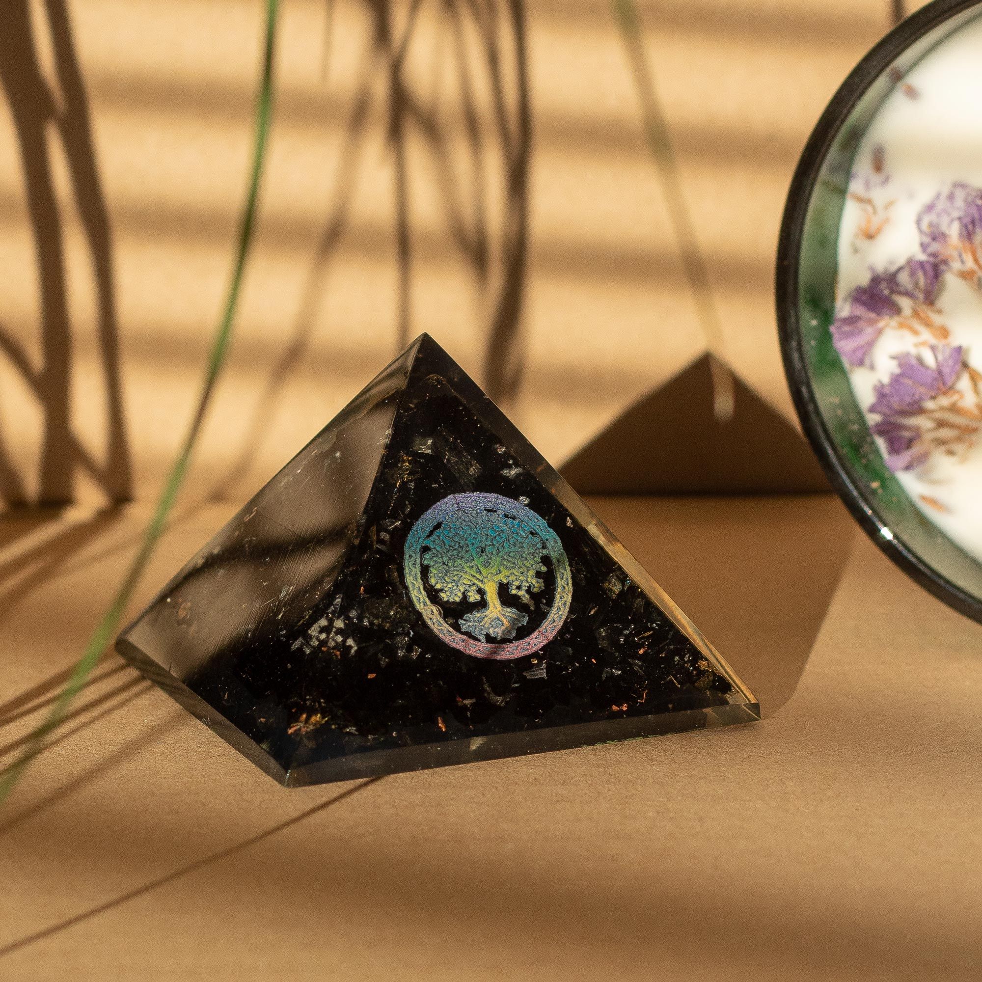 Elegante Piramide di Orgone in Tormalina Nera con Simbolo dell'Albero della Vita - 5,5x4,5 cm