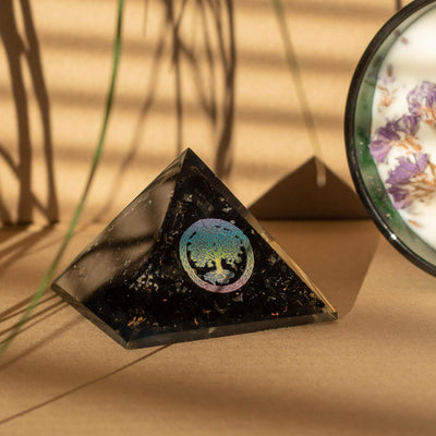 Elegante Piramide di Orgone in Tormalina Nera con Simbolo dell'Albero della Vita - 5,5x4,5 cm