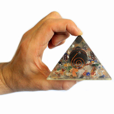 Piramide Orgonite Media 60mm con chips preziosi, rame e tartaruga