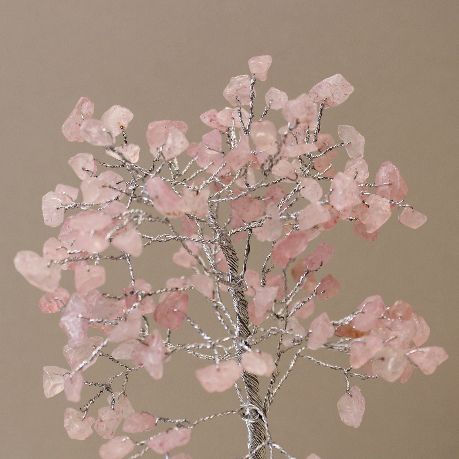 Alberello magico di cristallo di quarzo rosa su base in orgonite