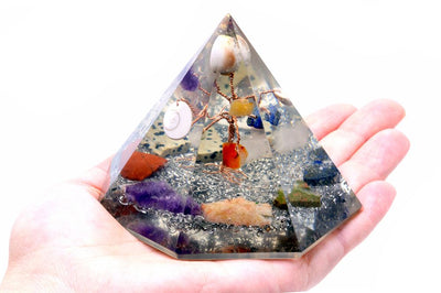 Piramide Orgonite 7-simmetrica con Albero della Saggezza di Pietre