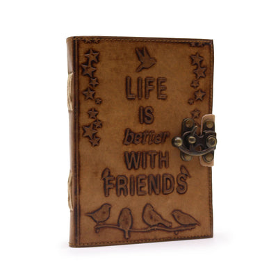 Taccuino dell’Amicizia - Diario in Pelle con Motivo Uccelli - Tan Chiaro - 7x5" - Perfetto come Regalo per Cari con Messaggio in Rilievo "La Vita è Migliore con gli Amici" - 100 Pagine Bianche, Chiusura Vintage, Dimensioni Compatte
