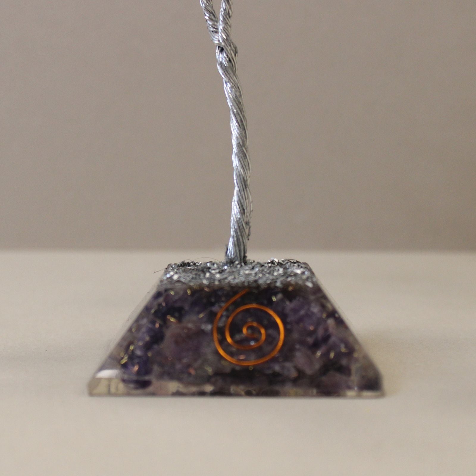 Alberello di cristallo di ametista con base in orgonite