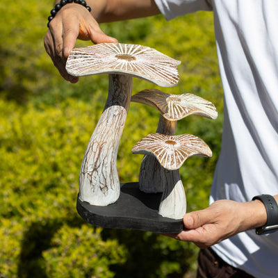 Figura artistica di fungo dorato 25 cm con finitura bianca e dettagli dorati - regalo unico in legno di Albasia per interni boho e naturali