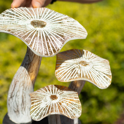 Figura artistica di fungo dorato 25 cm con finitura bianca e dettagli dorati - regalo unico in legno di Albasia per interni boho e naturali