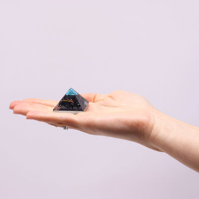 Piccola Piramide di Orgone 25mm con Pietre Preziose Verdi e Rame