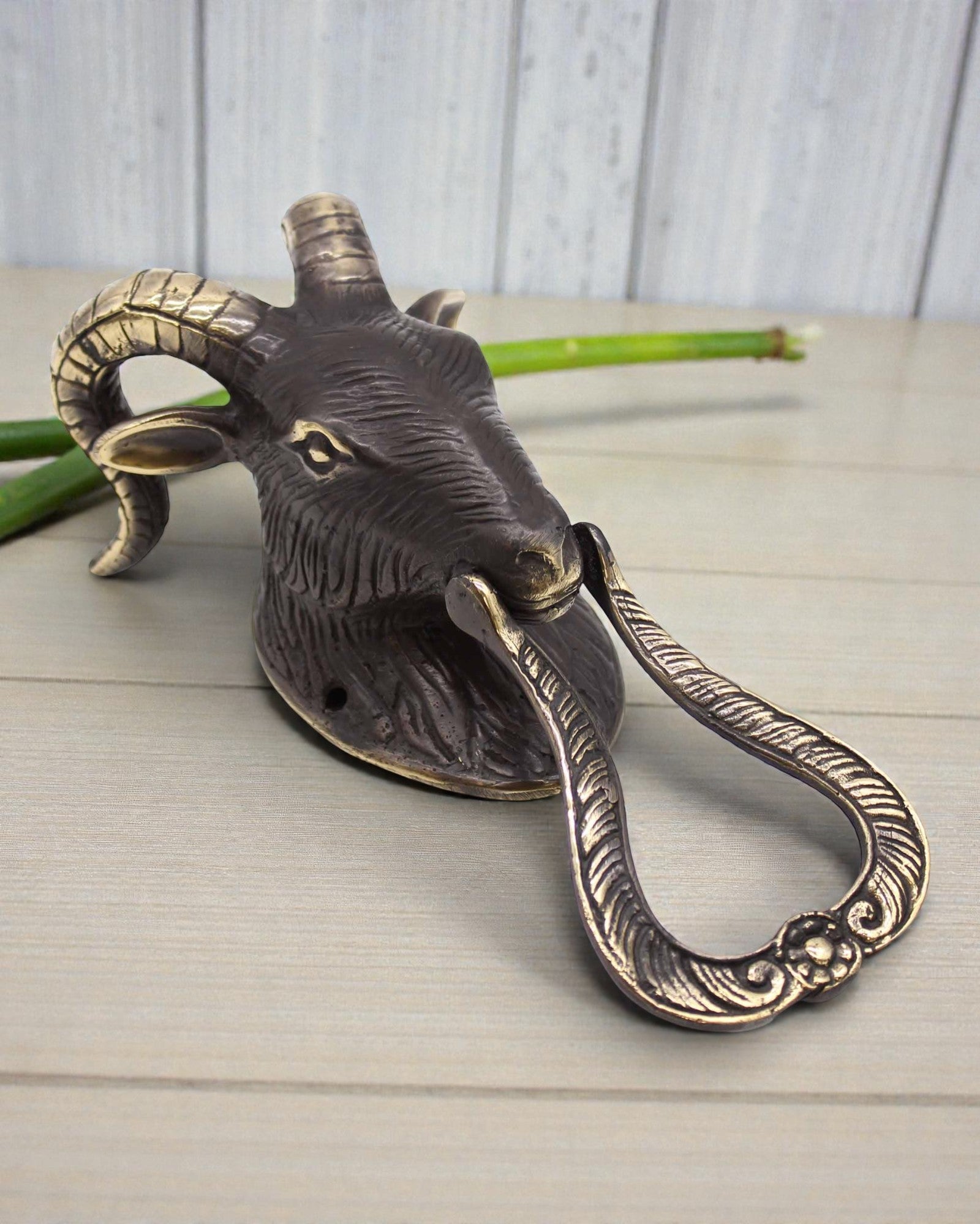 Guardiano Cornuto della Soglia – Battente per Porta in Ottone Fatto a Mano