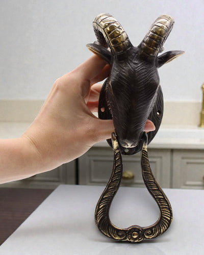 Guardiano Cornuto della Soglia – Battente per Porta in Ottone Fatto a Mano