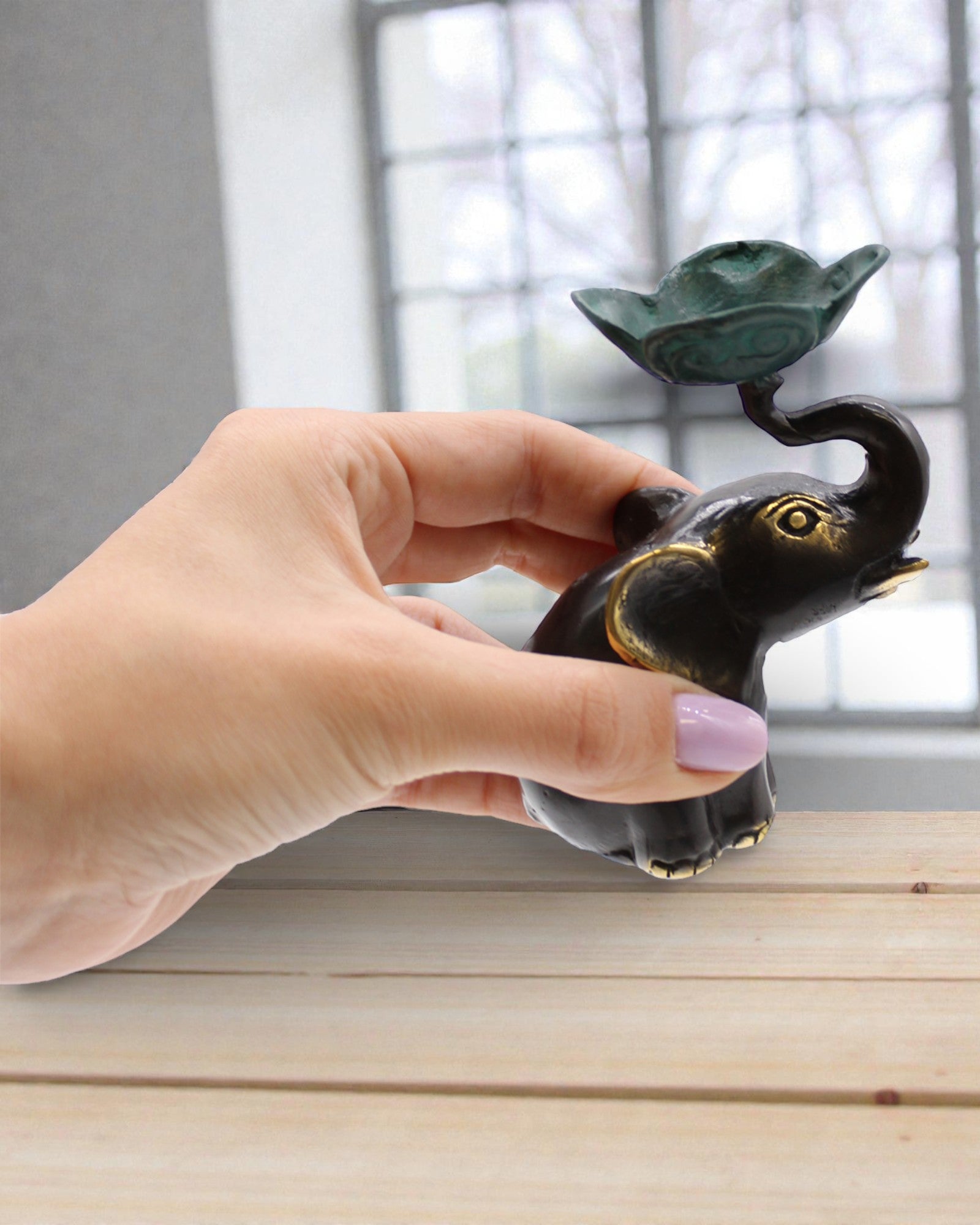 Guardiano del Loto della Serenità – Piccolo Elefante Portacandela / Candeliere in Ottone