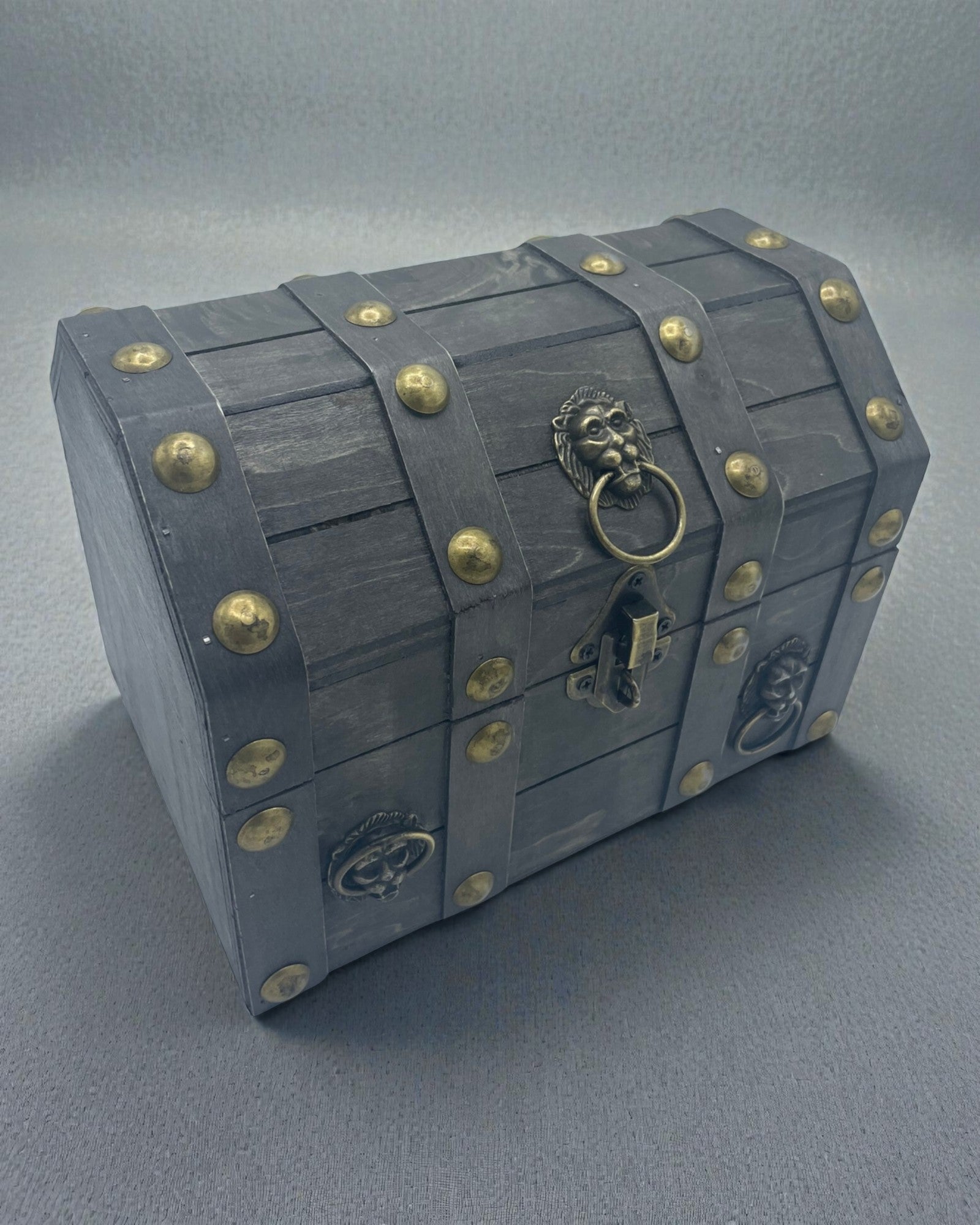 Arca del cercatore di tesori – grande cassa grigia d’epoca con ferramenta metallica