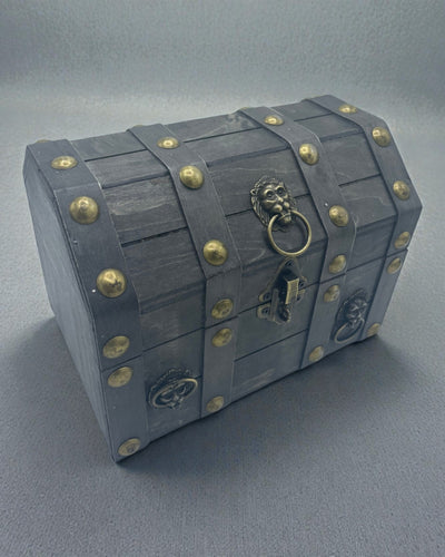 Arca del cercatore di tesori – grande cassa grigia d’epoca con ferramenta metallica