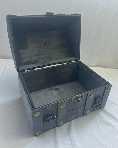 Arca del cercatore di tesori – grande cassa grigia d’epoca con ferramenta metallica
