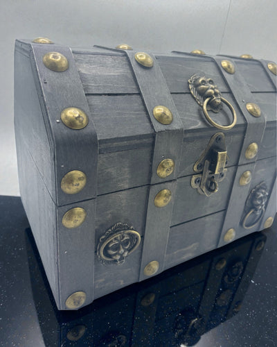 Arca del cercatore di tesori – grande cassa grigia d’epoca con ferramenta metallica