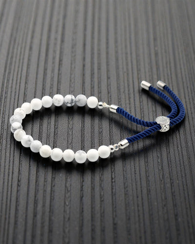 Ocean Calm – Braccialetto con howlite bianca e argento 925 su cordoncino blu navy