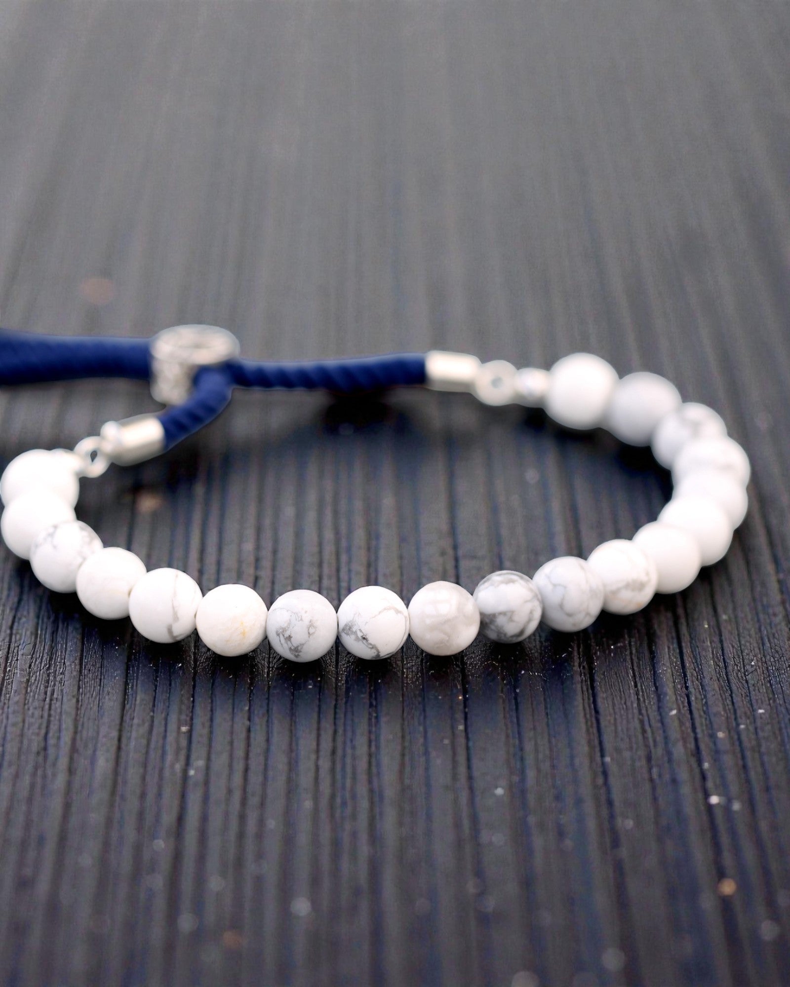 Ocean Calm – Braccialetto con howlite bianca e argento 925 su cordoncino blu navy