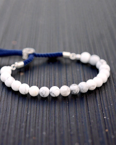 Ocean Calm – Braccialetto con howlite bianca e argento 925 su cordoncino blu navy